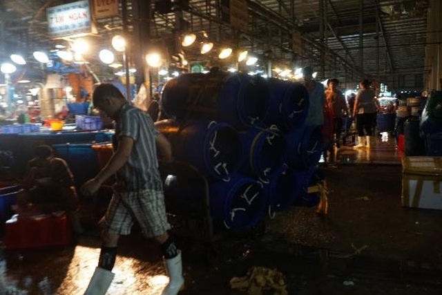 Vui buồn nghề cửu vạn ở chợ đêm Sài Gòn - 15 Vui buồn nghề cửu vạn ở chợ đêm Sài Gòn - 15