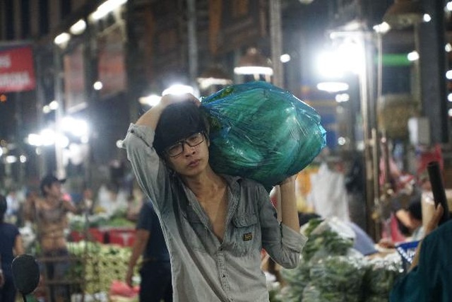 Vui buồn nghề cửu vạn ở chợ đêm Sài Gòn - 3 Vui buồn nghề cửu vạn ở chợ đêm Sài Gòn - 3
