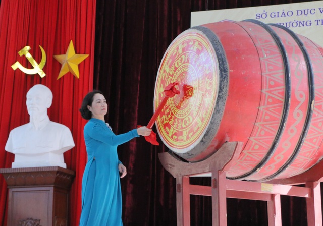 Vẻ đẹp tinh khôi của nữ sinh trường Chu Văn An trong ngày bế giảng - 1 Vẻ đẹp tinh khôi của nữ sinh trường Chu Văn An trong ngày bế giảng - 1