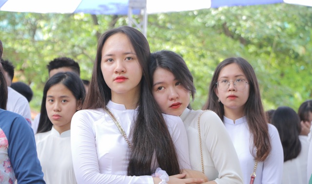 Vẻ đẹp tinh khôi của nữ sinh trường Chu Văn An trong ngày bế giảng - 12 Vẻ đẹp tinh khôi của nữ sinh trường Chu Văn An trong ngày bế giảng - 12