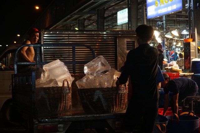 Vui buồn nghề cửu vạn ở chợ đêm Sài Gòn - 8 Vui buồn nghề cửu vạn ở chợ đêm Sài Gòn - 8