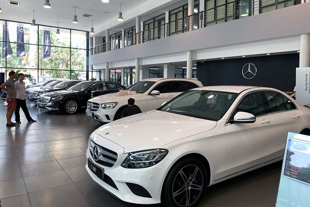 Xe sang Mercedes-Benz, BMW đua giảm giá để kéo khách hàng - 1