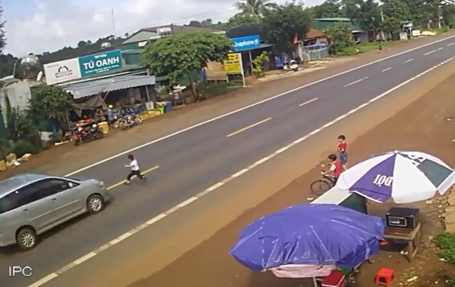 Bé trai lao qua đường bị ô tô húc văng vào lề - 1 Bé trai lao qua đường bị ô tô húc văng vào lề - 1