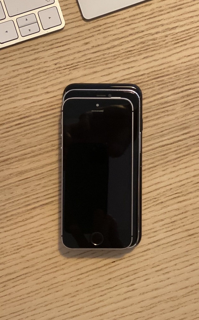 Chùm ảnh iPhone 12 “đọ dáng” cùng iPhone SE và iPhone 7 - 3 Chùm ảnh iPhone 12 “đọ dáng” cùng iPhone SE và iPhone 7 - 3
