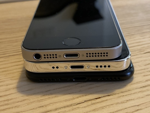 Chùm ảnh iPhone 12 “đọ dáng” cùng iPhone SE và iPhone 7 - 4 Chùm ảnh iPhone 12 “đọ dáng” cùng iPhone SE và iPhone 7 - 4