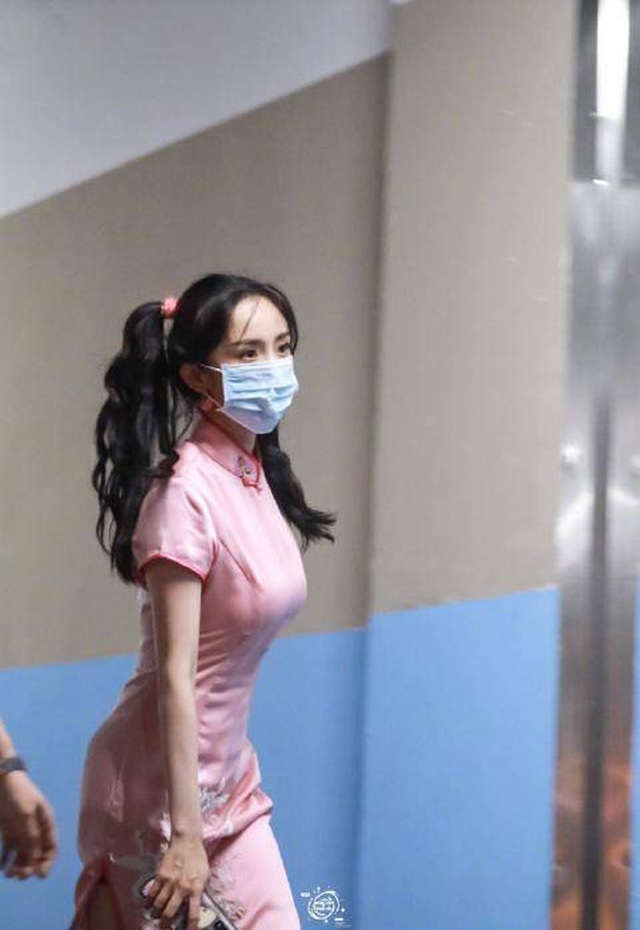 Dương Mịch khoe vóc dáng đỉnh cao dù diện trang phục kín đáo - 6 Dương Mịch khoe vóc dáng đỉnh cao dù diện trang phục kín đáo - 6