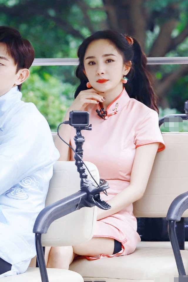 Dương Mịch khoe vóc dáng đỉnh cao dù diện trang phục kín đáo - 3 Dương Mịch khoe vóc dáng đỉnh cao dù diện trang phục kín đáo - 3