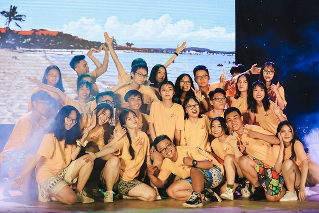 Lễ tri ân đầy sắc màu của học sinh khối 12 THPT Chu Văn An - 2 Lễ tri ân đầy sắc màu của học sinh khối 12 THPT Chu Văn An - 2