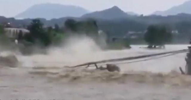 Video cầu 480 tuổi ở Trung Quốc bị nước lũ đánh sập - 1 Video cầu 480 tuổi ở Trung Quốc bị nước lũ đánh sập - 1