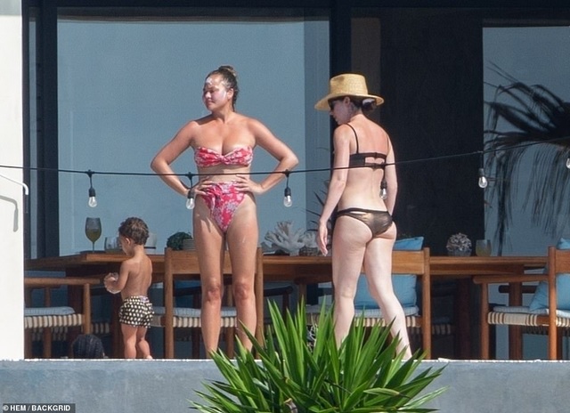 Chrissy Teigen phát tướng sau khi sinh 2 con - 4 Chrissy Teigen phát tướng sau khi sinh 2 con - 4