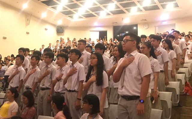 TPHCM: Học sinh lớp 12 tuyên hứa “sống có trách nhiệm” trong lễ tri ân - 1 TPHCM: Học sinh lớp 12 tuyên hứa “sống có trách nhiệm” trong lễ tri ân - 1
