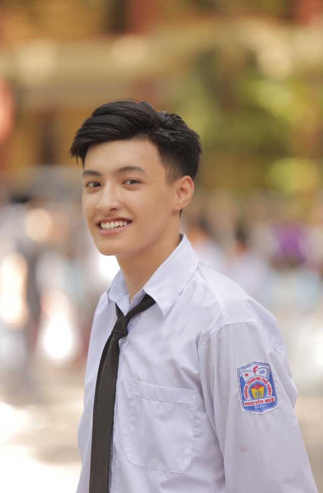 Nam sinh “thanh xuân vườn trường” gây chú ý trong ngày bế giảng - 4 Nam sinh “thanh xuân vườn trường” gây chú ý trong ngày bế giảng - 4