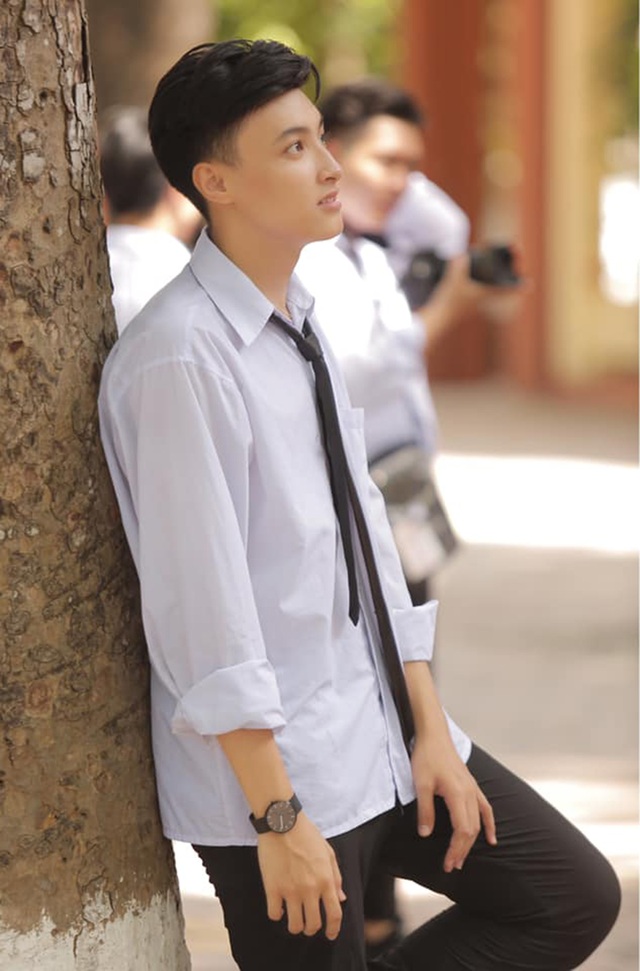 Nam sinh “thanh xuân vườn trường” gây chú ý trong ngày bế giảng - 7 Nam sinh “thanh xuân vườn trường” gây chú ý trong ngày bế giảng - 7