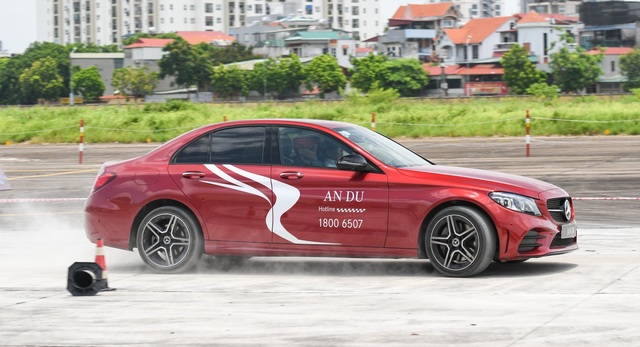 Khóa học lái xe Mercedes-Benz nâng cao lần đầu tiên được An Du tổ chức tại Hà Nội - 3 Khóa học lái xe Mercedes-Benz nâng cao lần đầu tiên được An Du tổ chức tại Hà Nội - 3