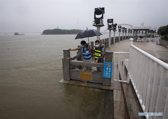 Vũ Hán nâng mức ứng phó khẩn cấp, người dân ở yên trong nhà vì lũ lụt - 2