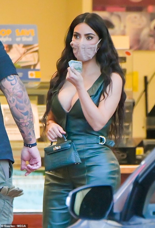 Kim Kardashian khoe ngực đầy trên phố - 5 Kim Kardashian khoe ngực đầy trên phố - 5