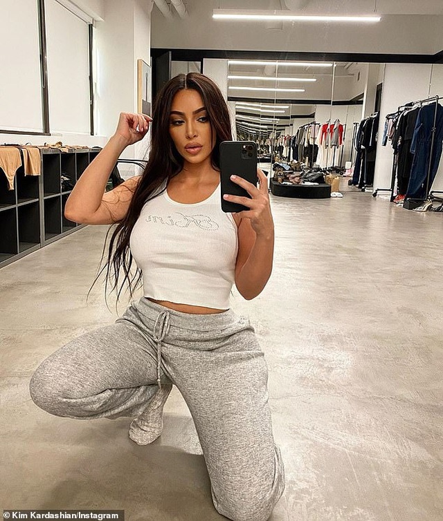 Kim Kardashian khoe ngực đầy trên phố - 7 Kim Kardashian khoe ngực đầy trên phố - 7