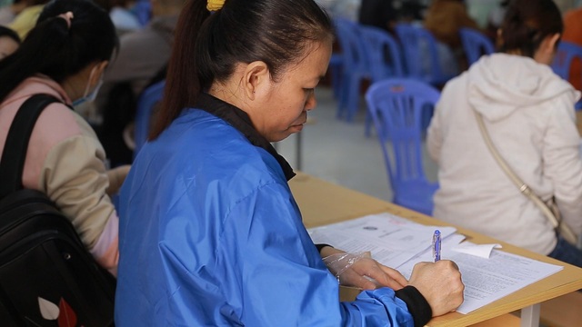 TPHCM: Công nhân thất nghiệp chấp nhận mức lương thấp để có việc làm - 4 TPHCM: Công nhân thất nghiệp chấp nhận mức lương thấp để có việc làm - 4