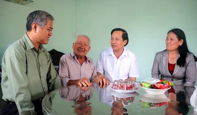 Bộ trưởng Đào Ngọc Dung: Cần tạo sinh kế bền vững cho người dân Bến Tre - 1 Bộ trưởng Đào Ngọc Dung: Cần tạo sinh kế bền vững cho người dân Bến Tre - 1