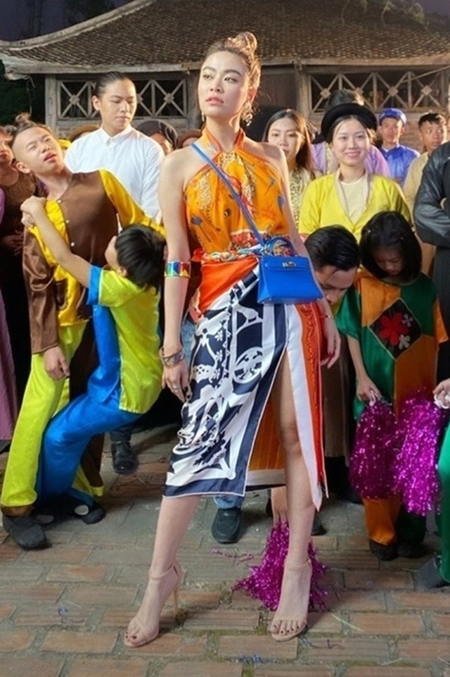Dàn mỹ nhân Việt táo bạo quấn khăn mỏng manh thành áo hờ hững nóng bỏng - 7 Dàn mỹ nhân Việt táo bạo quấn khăn mỏng manh thành áo hờ hững nóng bỏng - 7