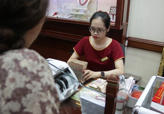 Hà Nội: Đổ xô đi bán vàng kiếm lời sau khi vàng tăng cao kỷ lục - 7 Hà Nội: Đổ xô đi bán vàng kiếm lời sau khi vàng tăng cao kỷ lục - 7