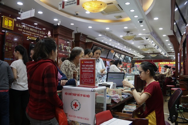 Hà Nội: Đổ xô đi bán vàng kiếm lời sau khi vàng tăng cao kỷ lục - 6 Hà Nội: Đổ xô đi bán vàng kiếm lời sau khi vàng tăng cao kỷ lục - 6