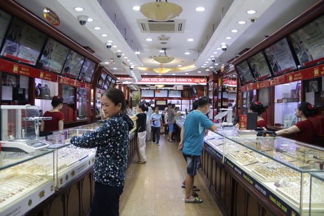 Hà Nội: Đổ xô đi bán vàng kiếm lời sau khi vàng tăng cao kỷ lục - 5 Hà Nội: Đổ xô đi bán vàng kiếm lời sau khi vàng tăng cao kỷ lục - 5