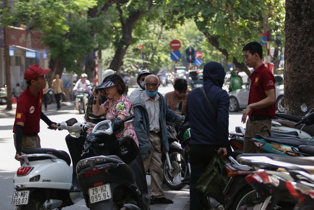 Hà Nội: Đổ xô đi bán vàng kiếm lời sau khi vàng tăng cao kỷ lục - 13 Hà Nội: Đổ xô đi bán vàng kiếm lời sau khi vàng tăng cao kỷ lục - 13