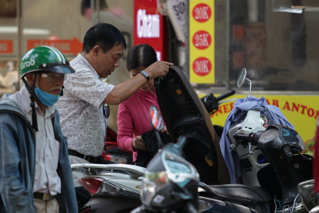 Hà Nội: Đổ xô đi bán vàng kiếm lời sau khi vàng tăng cao kỷ lục - 11 Hà Nội: Đổ xô đi bán vàng kiếm lời sau khi vàng tăng cao kỷ lục - 11