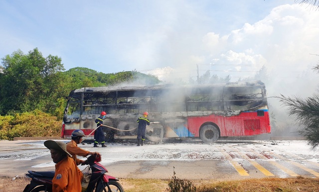 Đang chạy trên Quốc lộ, xe khách giường nằm bất ngờ phát hỏa, cháy rụi - 1 Đang chạy trên Quốc lộ, xe khách giường nằm bất ngờ phát hỏa, cháy rụi - 1