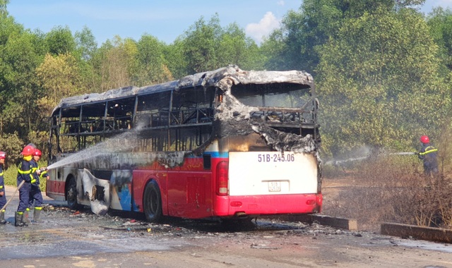 Đang chạy trên Quốc lộ, xe khách giường nằm bất ngờ phát hỏa, cháy rụi - 2 Đang chạy trên Quốc lộ, xe khách giường nằm bất ngờ phát hỏa, cháy rụi - 2