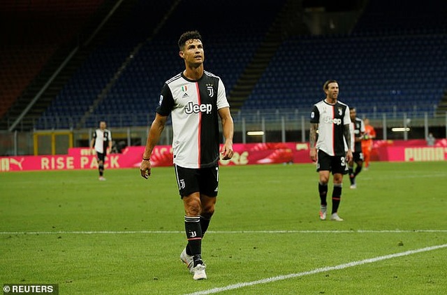 Ronaldo vẫn cười tươi trong ngày Juventus bại trận trước AC Milan - 11 Ronaldo vẫn cười tươi trong ngày Juventus bại trận trước AC Milan - 11