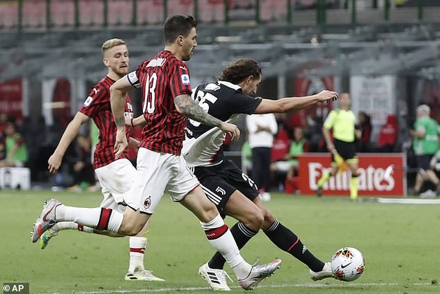 Ronaldo vẫn cười tươi trong ngày Juventus bại trận trước AC Milan - 1 Ronaldo vẫn cười tươi trong ngày Juventus bại trận trước AC Milan - 1