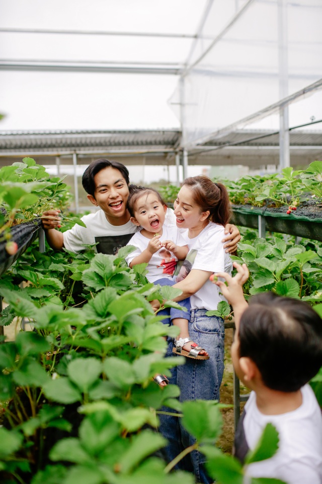 Vợ chồng Khánh Thi - Phan Hiển ôm hôn say đắm trong chuyến du lịch Đà Lạt - 5