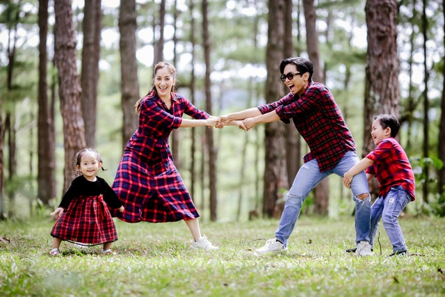 Vợ chồng Khánh Thi - Phan Hiển ôm hôn say đắm trong chuyến du lịch Đà Lạt - 12