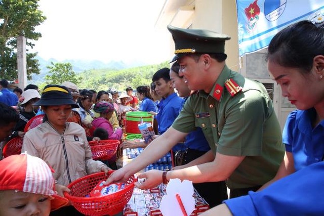 Cuộc sống của trẻ em dân tộc Cờ Lao qua ống kính nhiếp ảnh - 3 Cuộc sống của trẻ em dân tộc Cờ Lao qua ống kính nhiếp ảnh - 3