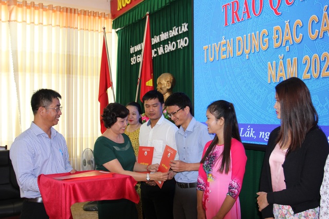 Đắk Lắk: 37 giáo viên được tuyển dụng đặc cách - 1 Đắk Lắk: 37 giáo viên được tuyển dụng đặc cách - 1