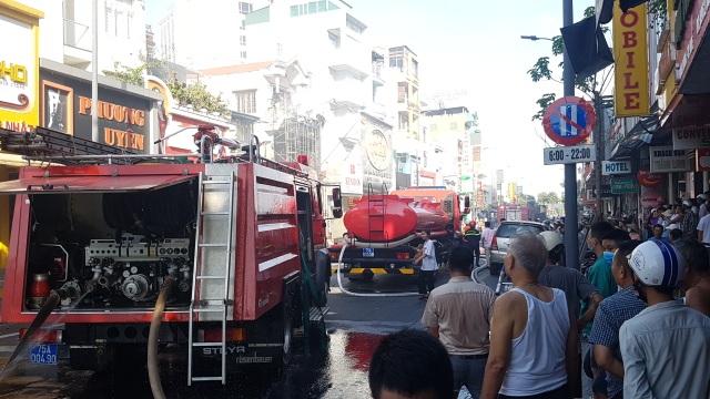 Cháy rụi shop quần áo khu trung tâm Huế giữa trời nóng 40 độ - 12 Cháy rụi shop quần áo khu trung tâm Huế giữa trời nóng 40 độ - 12