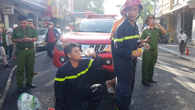 Cháy rụi shop quần áo khu trung tâm Huế giữa trời nóng 40 độ - 9 Cháy rụi shop quần áo khu trung tâm Huế giữa trời nóng 40 độ - 9