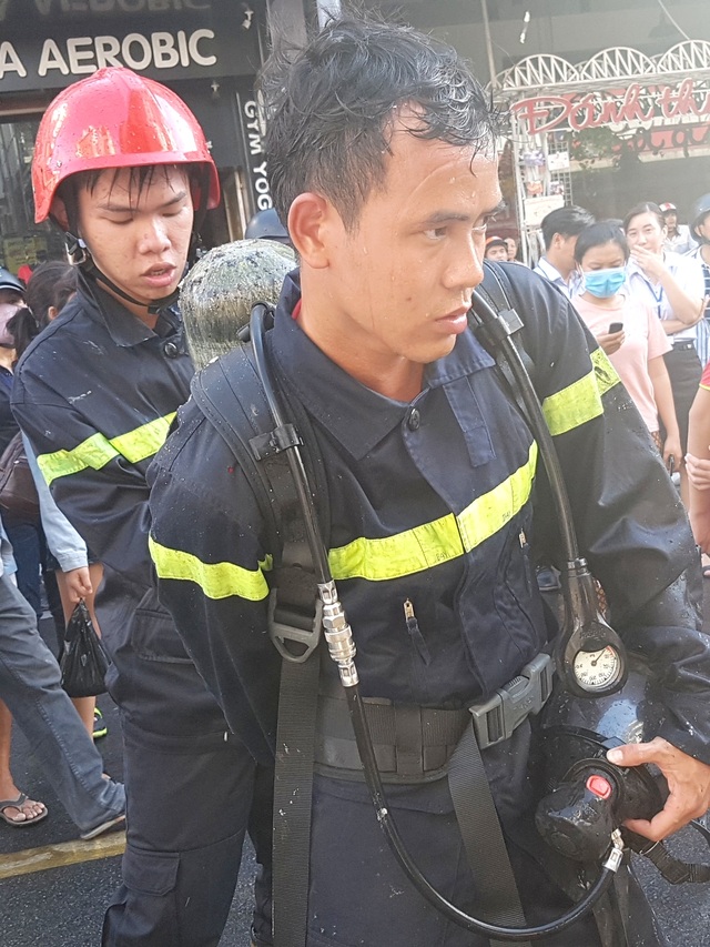 Cháy rụi shop quần áo khu trung tâm Huế giữa trời nóng 40 độ - 10 Cháy rụi shop quần áo khu trung tâm Huế giữa trời nóng 40 độ - 10