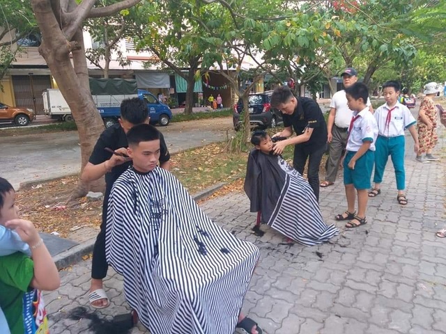 Nhóm bạn trẻ tình nguyện cắt tóc miễn phí cho người nghèo ở Đà Nẵng - 3 Nhóm bạn trẻ tình nguyện cắt tóc miễn phí cho người nghèo ở Đà Nẵng - 3