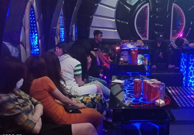 Bắt quả tang 41 đối tượng sử dụng ma túy tại phòng karaoke - 1 Bắt quả tang 41 đối tượng sử dụng ma túy tại phòng karaoke - 1