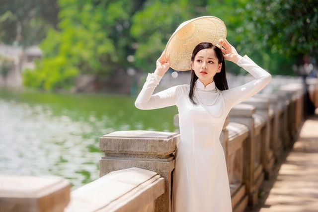 Áo dài là trang phục mang tính biểu tượng của Việt Nam. Nhìn vào những hình ảnh liên quan đến áo dài sẽ khiến bạn cảm thấy rất tự hào và mến mộ nghệ thuật truyền thống đầy tinh tế. Hãy đến và thưởng thức những bức hình tuyệt đẹp về áo dài.