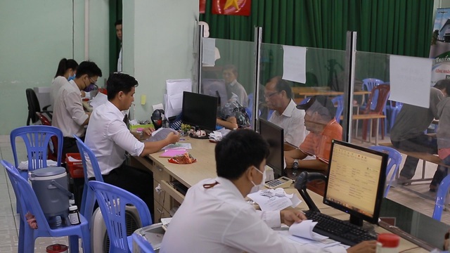 TPHCM: Hơn 94.000 người làm hồ sơ trợ cấp thất nghiệp - 5 TPHCM: Hơn 94.000 người làm hồ sơ trợ cấp thất nghiệp - 5