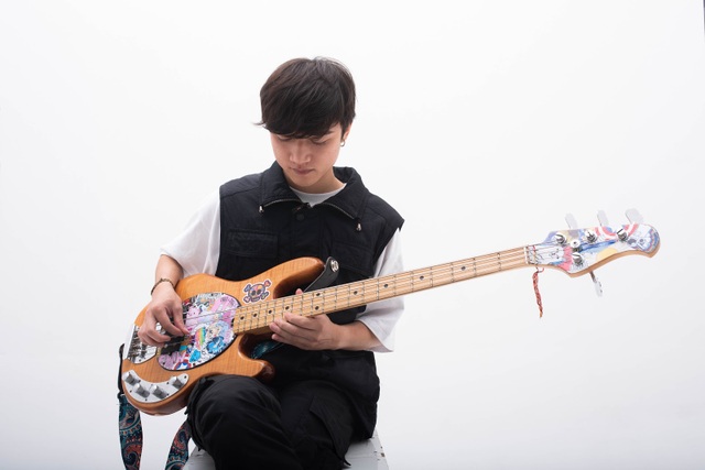 Nam sinh trường kinh doanh “cháy” hết mình với nhạc Rock - 2 Nam sinh trường kinh doanh “cháy” hết mình với nhạc Rock - 2