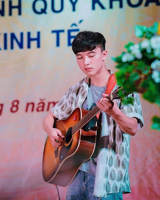 Nam sinh trường kinh doanh “cháy” hết mình với nhạc Rock - 3 Nam sinh trường kinh doanh “cháy” hết mình với nhạc Rock - 3