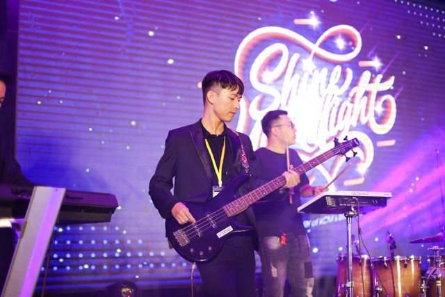 Nam sinh trường kinh doanh “cháy” hết mình với nhạc Rock - 5 Nam sinh trường kinh doanh “cháy” hết mình với nhạc Rock - 5