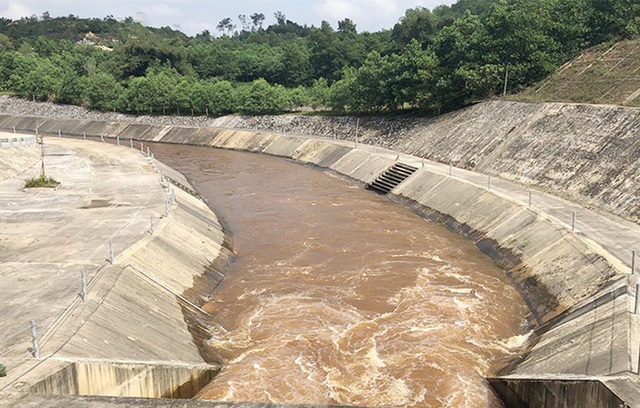 Vì sao nước hồ thủy lợi lớn nhất tỉnh Hà Tĩnh đổi màu? - 1 Vì sao nước hồ thủy lợi lớn nhất tỉnh Hà Tĩnh đổi màu? - 1