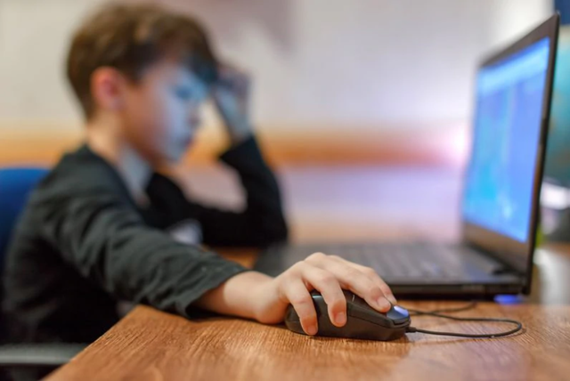 Bị bỏ tù vì nhốt trẻ trong buồng kín ở trại cai nghiện Internet - 1 Bị bỏ tù vì nhốt trẻ trong buồng kín ở trại cai nghiện Internet - 1