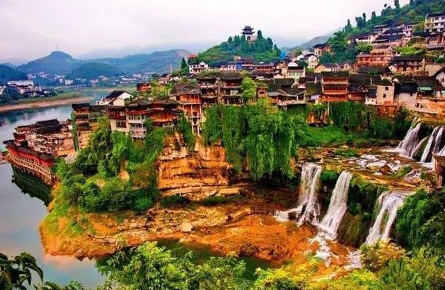 Cổ trấn nghìn năm tuổi nằm mấp mé cạnh dòng thác lũ cuồn cuộn - 1 Cổ trấn nghìn năm tuổi nằm mấp mé cạnh dòng thác lũ cuồn cuộn - 1